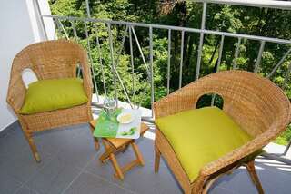 Гостиница Green Apple Небуг Семейный номер с балконом-1