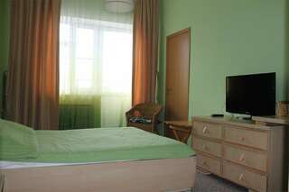 Гостиница Green Apple Небуг Семейный номер с балконом-3