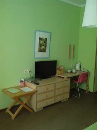 Гостиница Green Apple Небуг Трехместный номер с видом на море-1