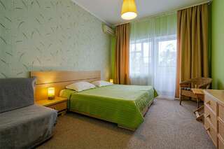 Гостиница Green Apple Небуг Трехместный номер с видом на море-4